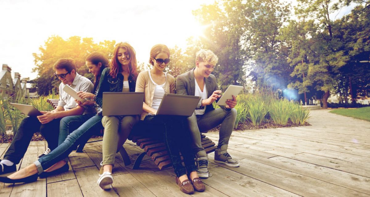 Betriebswirtschaft Studenten am Laptop